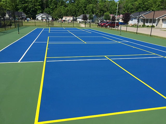 Sơn 6 lớp sân tennis-pickleball với Sơn có 10% hạt cao su Plexipave USA trên nền nhựa